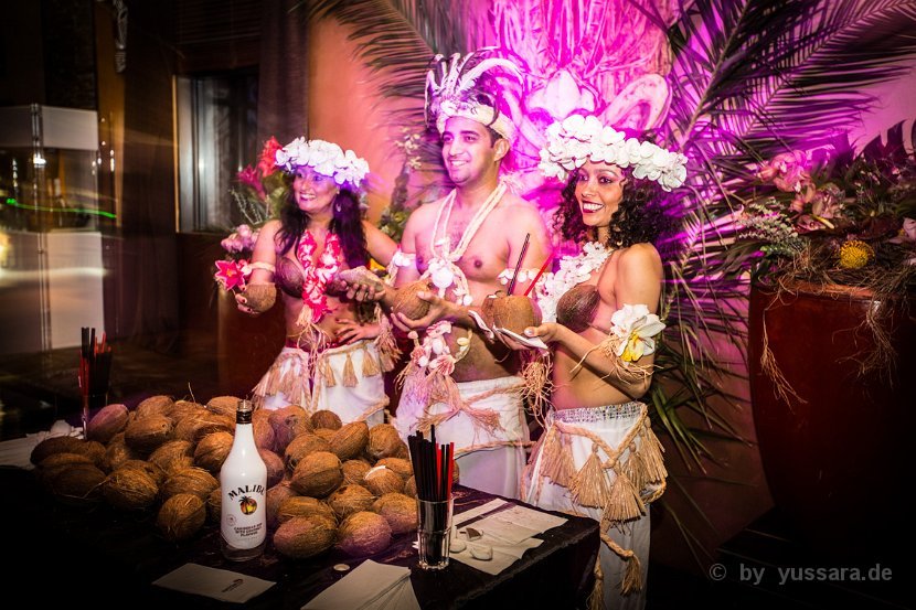 Das Highlight Kokosnüsse, traditionelles Kokosnuss öffnen und  Verteilen von Blumenketten - Leis zur Begrüßung ihrer Gäste mit anschließender Hawaii Hula Tanz Show, incl. Malibu Rum